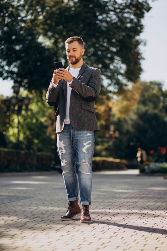 Ondernemer werkt onderweg op zijn telefoon